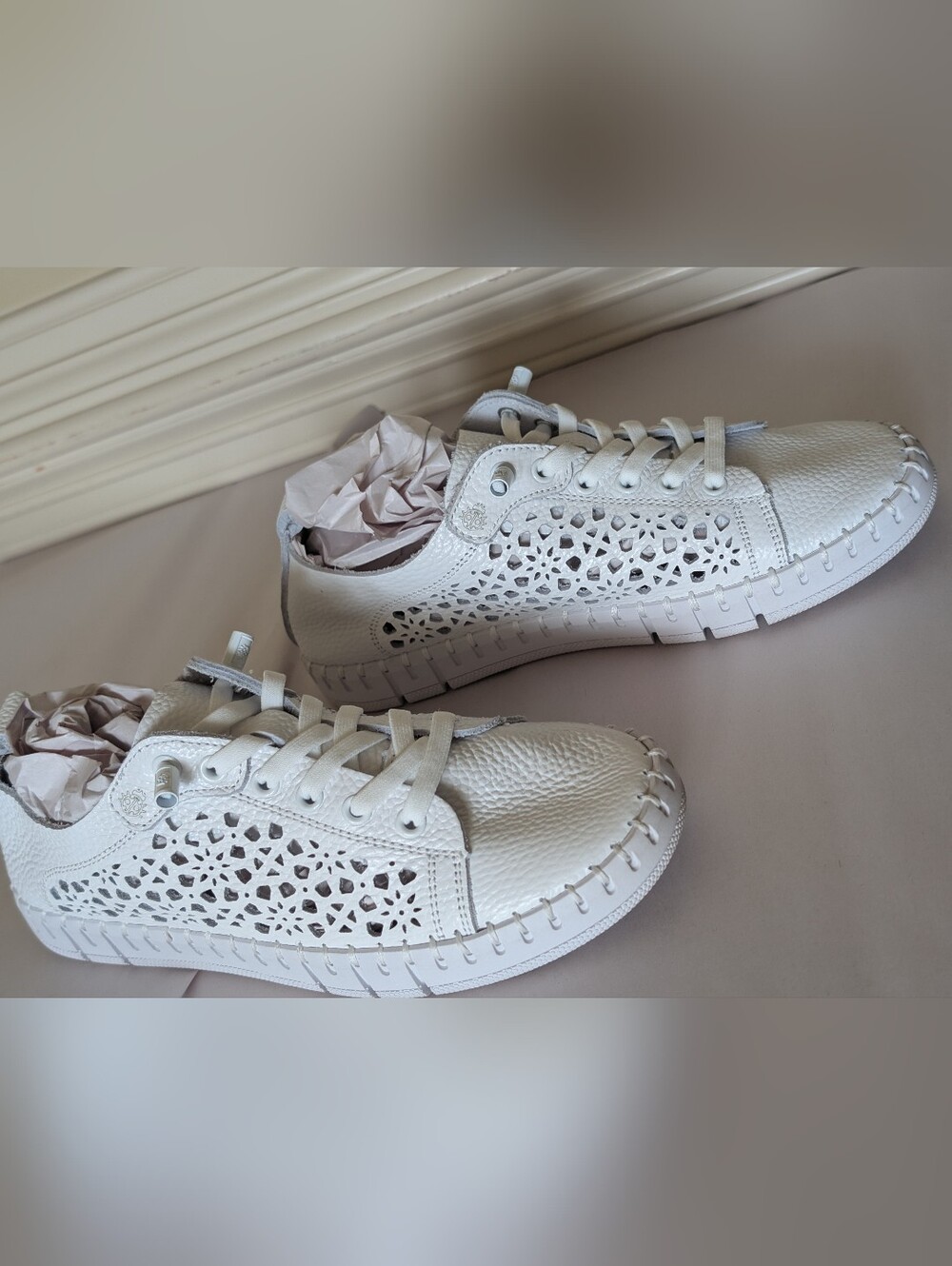 Yokono Flow-002 Leather Sneakers size 6 1/2 womens NWOT